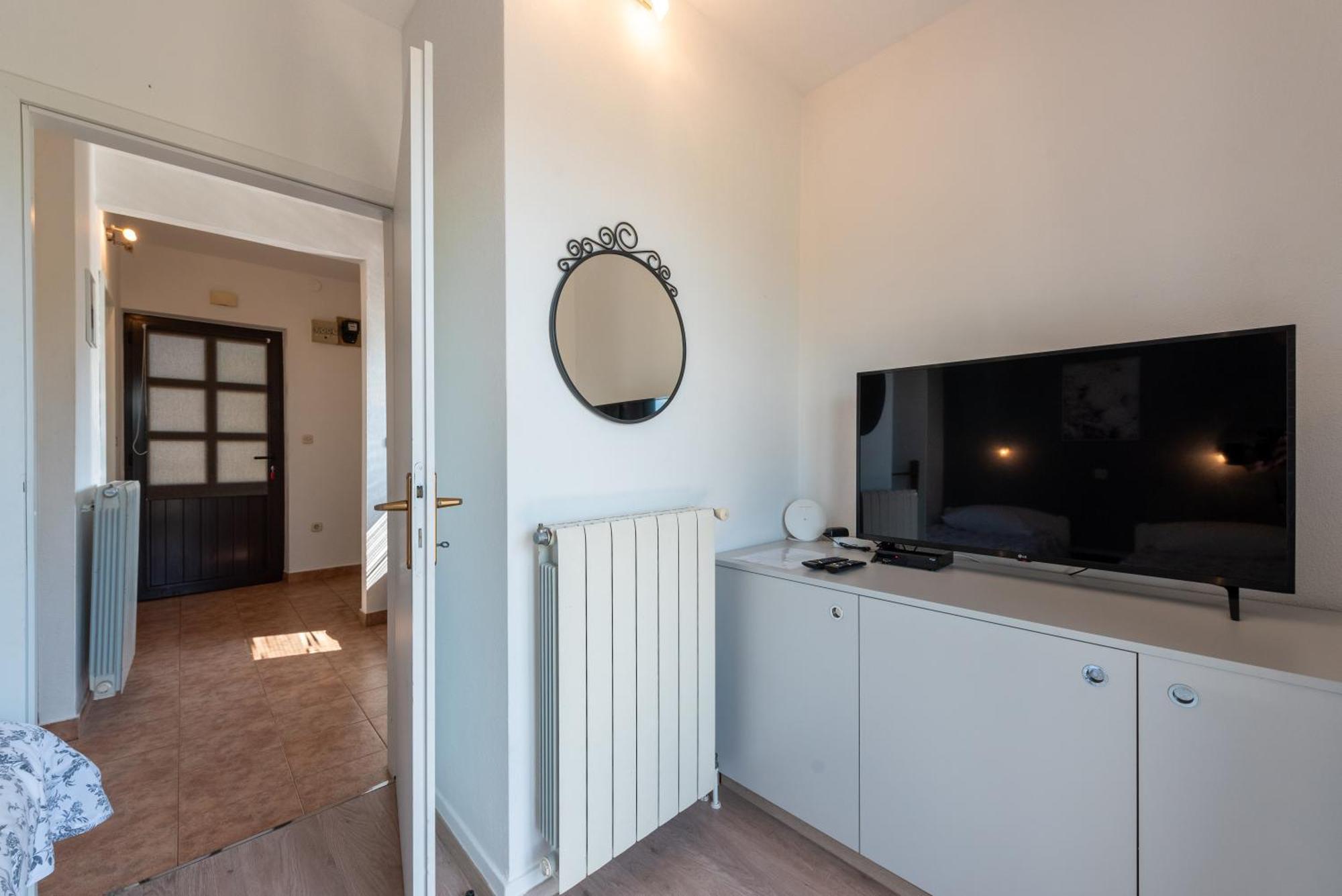 Apartments Dorijan With Pool Матулі Екстер'єр фото